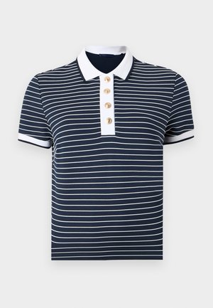 Marineblå kortermet poloshirt med tynne hvite horisontale striper, hvit krage, hvite mansjetter og fire gullknapper på frontslåen.