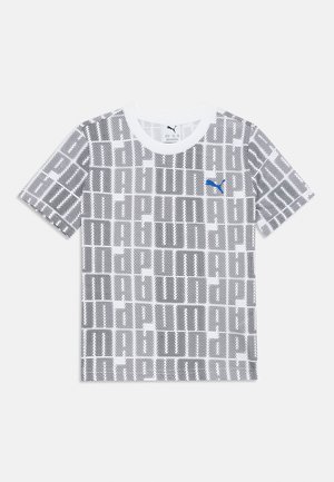T-shirt blanc à manches courtes avec un motif de carrés pixélisés noirs et un logo Puma bleu sur la poitrine gauche, présenté à plat sur un fond blanc.