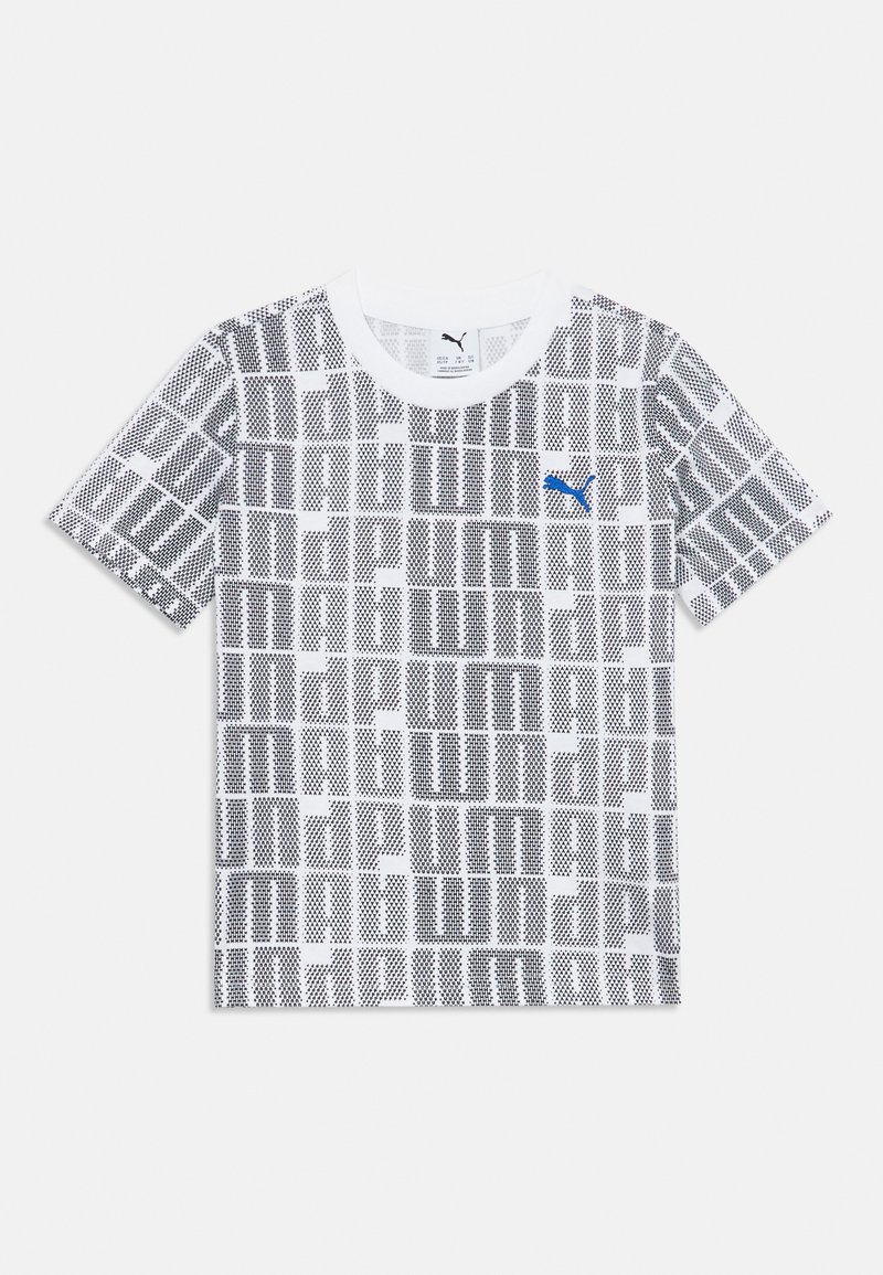 Camiseta blanca de manga corta con un patrón cuadrado pixelado en negro y el logo azul de Puma en el lado izquierdo del pecho, exhibida plana sobre un fondo blanco.