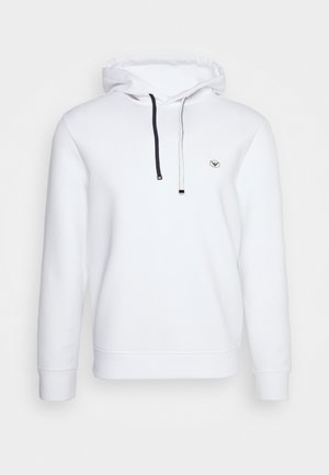 Haut à capuche blanc en tissu doux, avec une capuche à cordon de serrage dotée de cordons noirs et blancs contrastants et un petit logo sur la poitrine.