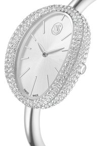 Zilverkleurig horloge met een druppelvormige kast, een met kristallen bezette ring, een gestructureerde zilveren wijzerplaat en minimalistische uurmarkeringen. Zwitsers fabricaat.