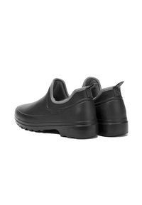Chaussures noires imperméables à enfiler avec une surface texturée, une doublure grise rembourrée et une semelle solide anti-dérapante. Design minimaliste, sans embellissements.