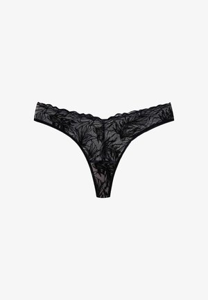 Schwarzer Spitzenstring mit floraler Bestickung, gewellten Kanten und einem transparenten Stoffdesign. Einfacher, minimalistischer Schnitt ohne zusätzliche Akzente.