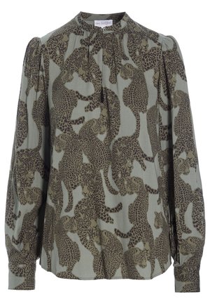 Pitkähihainen paita, jossa on ruskea leopardi-kuvio vaaleanharmaalla kankaalla, korkea kaulus ja napilliset kalvosimet.