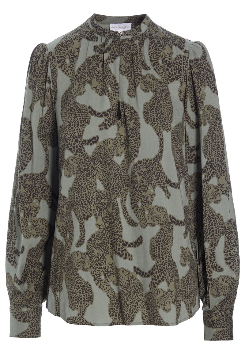 Blouse à manches longues avec motif léopard marron sur tissu gris clair, dotée d'un col haut et de poignets à boutons.
