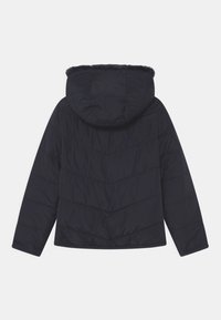 Giacca a vento nera con cappuccio, dotata di un design trapuntato e motivo a chevron. Texture morbida con rivestimento in pelliccia sintetica attorno al cappuccio.