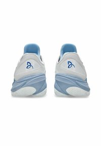 Scarpe sportive da uomo con tomaia in rete bianca e dettagli blu chiaro, tallone imbottito e suola in gomma testurizzata per una buona aderenza.