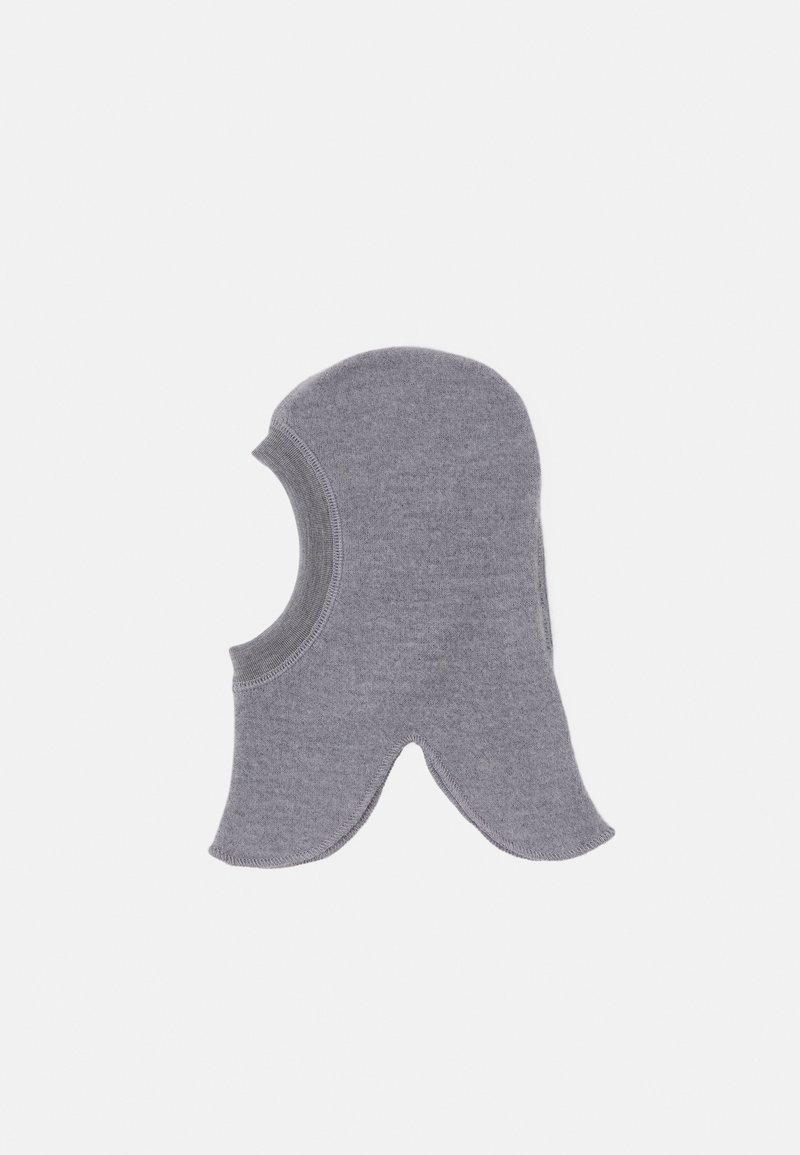 Balaclava tricotată gri, cu deschideri curbe pentru față. Textură netedă, design fără cusături și margini rotunjite pentru o potrivire strânsă.