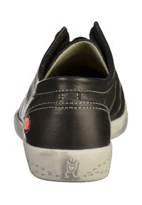 Černá kožená bota s nízkým profilem, s červeným akcentním puntíkem a kontrastním prošitím, strukturovanou gumovou podrážkou a zaobleným podpatkem.