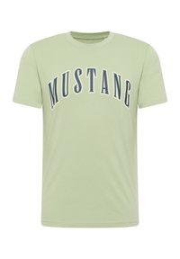 Világoszöld, pamutból készült póló, kerek nyakkivágással és rövid ujjakkal. Az elején sötétkék színnel "MUSTANG" felirat található.