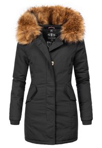 Parka negra con un cuello desmontable de piel sintética marrón. Presenta cierre con botones, dos bolsillos laterales y una tela texturizada.