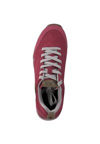 Sneaker in suede rosso con lacci e dettagli grigi, punta arrotondata, collo imbottito e suola in gomma marrone. Logo sul lato e sulla linguetta.