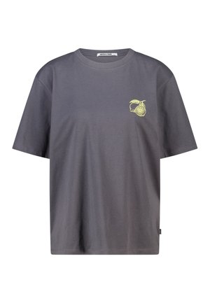 Grijs T-shirt met korte mouwen, een kleine gele citroenafbeelding op de linkerborst en een ronde hals.