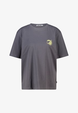 Graues T-Shirt mit kurzen Ärmeln, einer kleinen gelben Zitronengrafik auf der linken Brust und einem runden Halsausschnitt.