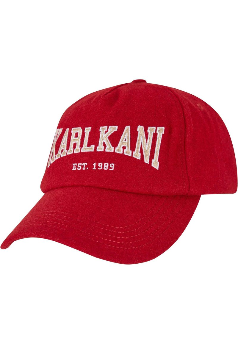 Piros pamut baseball sapka hímzett "KARL KANI" felirattal és "EST. 1989"-el az elején. Ívelt lepel és hat paneles szerkezet.
