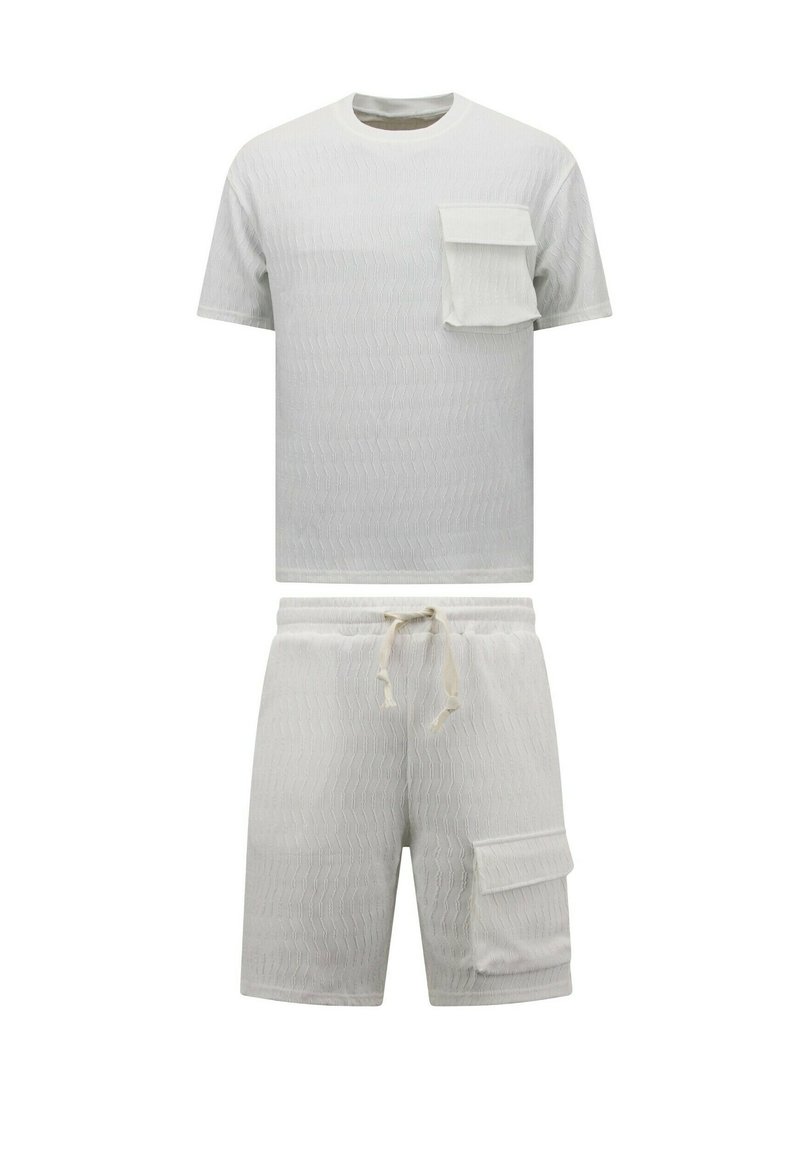 Lichtgrijs tweedelig outfit bestaande uit een shirt met korte mouwen met een borstzak en shorts met een trekkoord, voorzien van een gestructureerd patroon.