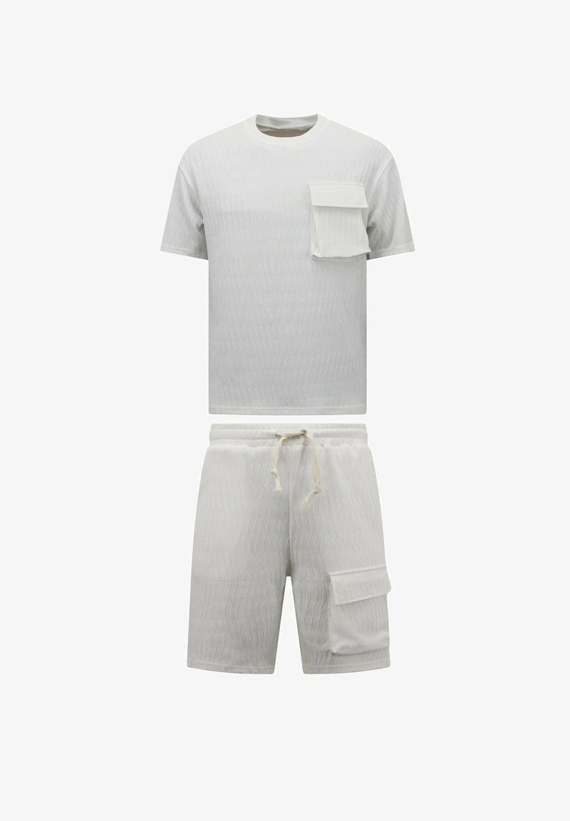 Lichtgrijs tweedelig outfit bestaande uit een shirt met korte mouwen met een borstzak en shorts met een trekkoord, voorzien van een gestructureerd patroon.