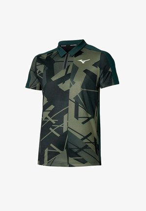 Polo de manga corta con un patrón geométrico abstracto en verde oscuro y negro, cuello con cremallera y logo blanco de Mizuno en el pecho.