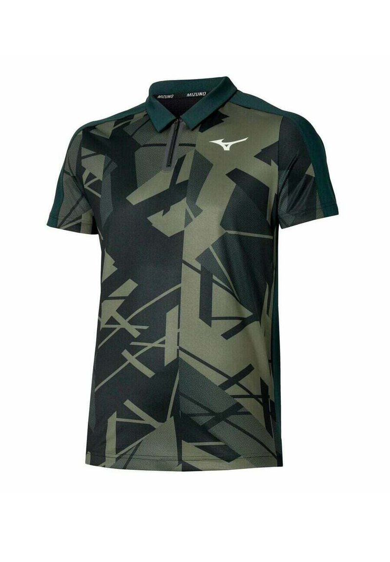 Polo de manga corta con un patrón geométrico abstracto en verde oscuro y negro, cuello con cremallera y logo blanco de Mizuno en el pecho.