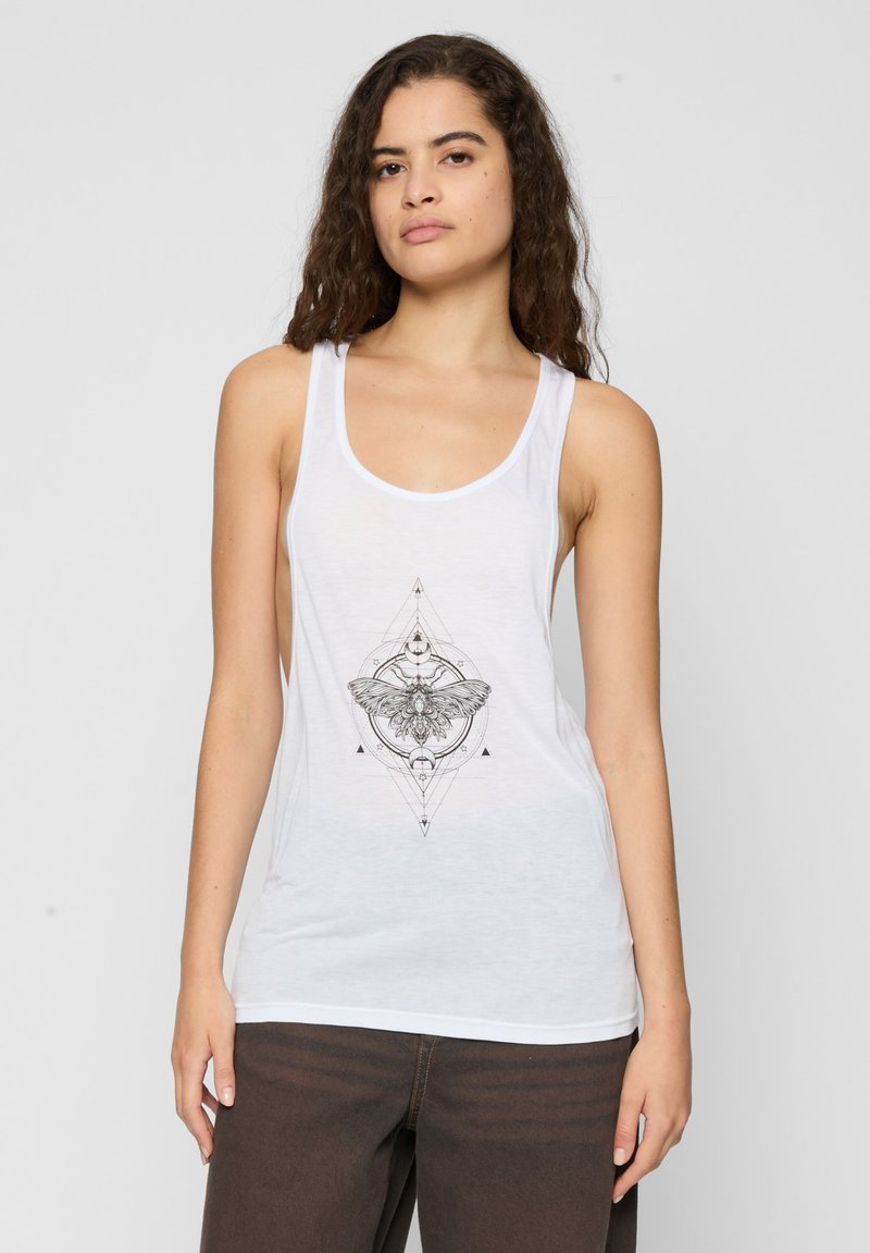 Hvid tanktop lavet af letvægtsstof med et centralt sort grafisk design af en møl inden for geometriske former. Rund halsudskæring og ærmehuller.