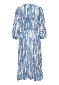 Sininen kuviollinen mekko, jossa on virtaava muotoilu, joustava vyötärö, pehmeä rakenne ja kolme neljännestä hihoista, joissa on röyhelökaulus.