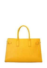Borsa a mano in pelle gialla brillante con due manici, forma rettangolare e dettagli di cucitura minimi su uno sfondo bianco.