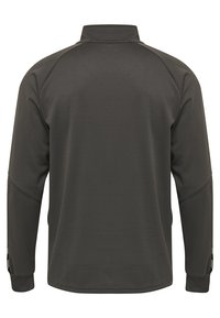 Mørkegrå pullover med et struktureret stof. Har en høj krave, raglanærmer og manchetvendinger. Ingen synlige logoer eller mønstre.