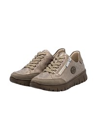 Une paire de baskets beiges à motifs géométriques avec des semelles texturées, des lacets, une fermeture éclair sur le côté et un logo rond sur le côté externe.