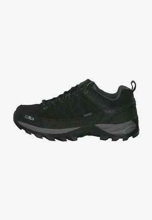 Chaussure de randonnée noire imperméable avec une tige texturée, des accents réfléchissants et une semelle robuste pour une meilleure adhérence. Bout renforcé et col rembourré.