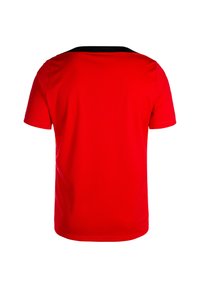 T-shirt rossa a maniche corte con colletto nero, realizzata in un tessuto liscio con un taglio semplice e una trama sottile.