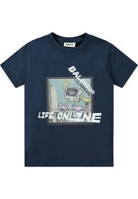 Navyblauwe katoenen t-shirt met een grafisch ontwerp van een computerpersonage met handen en de tekst "BALANCING LIFE ONLINE." Korte mouwen, ronde halslijn.