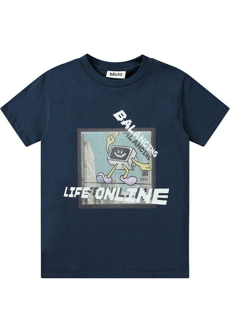 Navyblauwe katoenen t-shirt met een grafisch ontwerp van een computerpersonage met handen en de tekst "BALANCING LIFE ONLINE." Korte mouwen, ronde halslijn.