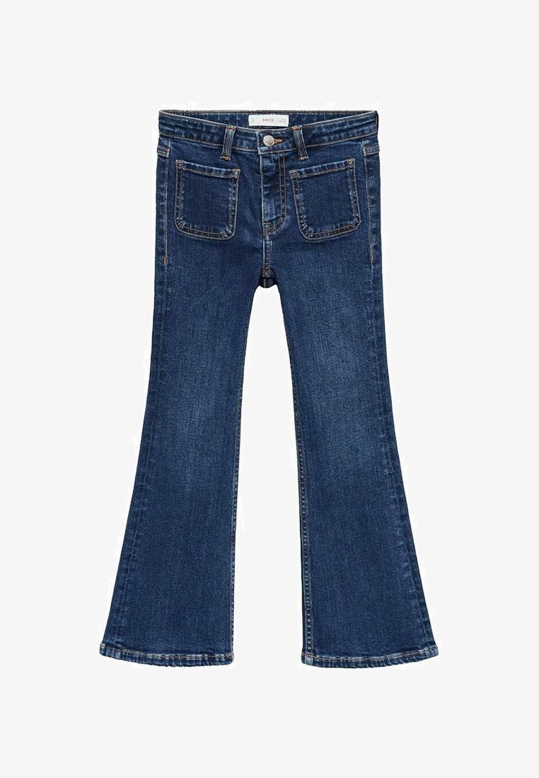Jean en denim bleu foncé avec jambes évasées, poches plaquées devant, passants de ceinture et fermeture à bouton à la taille.