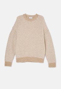 Beige und weißer gestrickter Pullover mit gerippten Bündchen, Saum und Kragen, der ein strukturiertes, grobmaschiges Garnmuster aufweist und lange Ärmel hat.