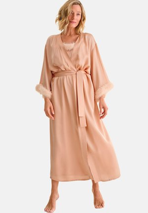 Helles rosa Seidenkleid mit Wickeldesign, langen Ärmeln mit weichen, flauschigen Bündchen und passendem Gürtel. Glatte Textur und knielang.