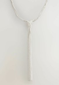 Silverhalsband med flätade trådar, med en knuten design och en lång frans som avslutas med små metalliska pärlor. Slät yta genomgående.