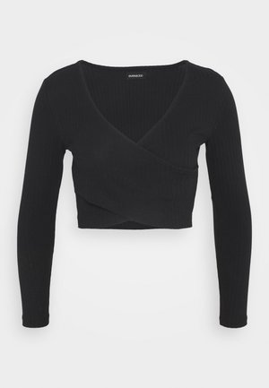 Musta, pitkähihainen lyhyt paita, jossa on V-pääntie ja kietaistavan tyylin etuosan yksityiskohta, valmistettu ribbineuloksesta.