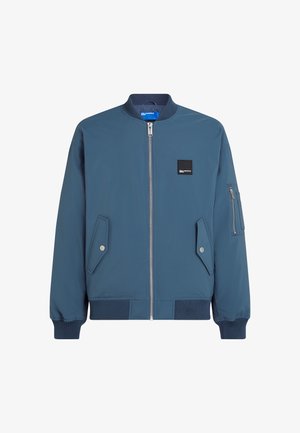 Blaues Bomberjackett mit Reißverschluss vorne, gerippten Bündchen und Saum, zwei Seitentaschen und einer zusätzlichen Reißverschlusstasche am linken Ärmel.