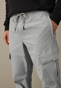 Next STRETCH UTILITY REGULAR TAPERED - Pantalon cargo - light grey