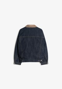 Giubbotto di jeans scuro con colletto in velluto a coste, polsini con bottoni e vestibilità rilassata. Dettagli di cucitura notevoli lungo le cuciture e le tasche.
