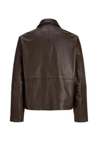 Veste en cuir marron foncé à manches longues, col pointu et coutures visibles, vue de dos sur fond blanc.