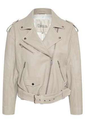 Beige lädermotorcykeljacka med flera fickor med dragkedja, bältesmidja och axelklaffar. Slät textur och strukturerad design.