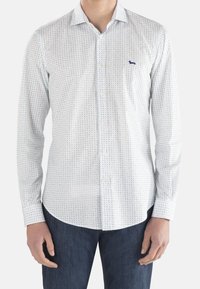 Camicia azzurro chiaro a maniche lunghe con colletto alla francese, caratterizzata da un motivo geometrico in blu scuro e un piccolo logo sul petto.