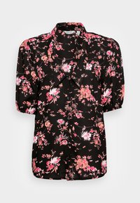 Blusa preta floral com mangas curtas em balão, gola pontuda e botões frontais, adornada com padrões de flores rosadas e brancas.