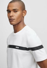 BOSS TEE   - T-shirt z nadrukiem