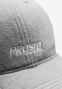 Szara czapka z polaru z wyhaftowanym logo "PROSTO", zaokrągloną koroną i zakrzywionym daszkiem. Charakteryzuje się teksturowaną tkaniną z widocznymi detalami przeszyć.