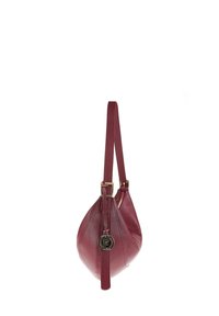 Borsa a tracolla in pelle rossa con finitura testurizzata, dotata di una sola tracolla e dettagli in metallo dorato. Caratteristico pendente rotondo sul lato.