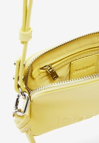 Desigual SMALL LOGO - Keresztpántos táska - yellow