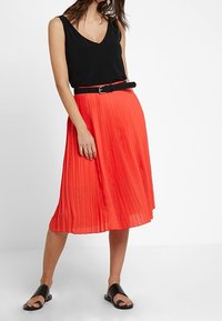 NAF NAF Falda acampanada - red
