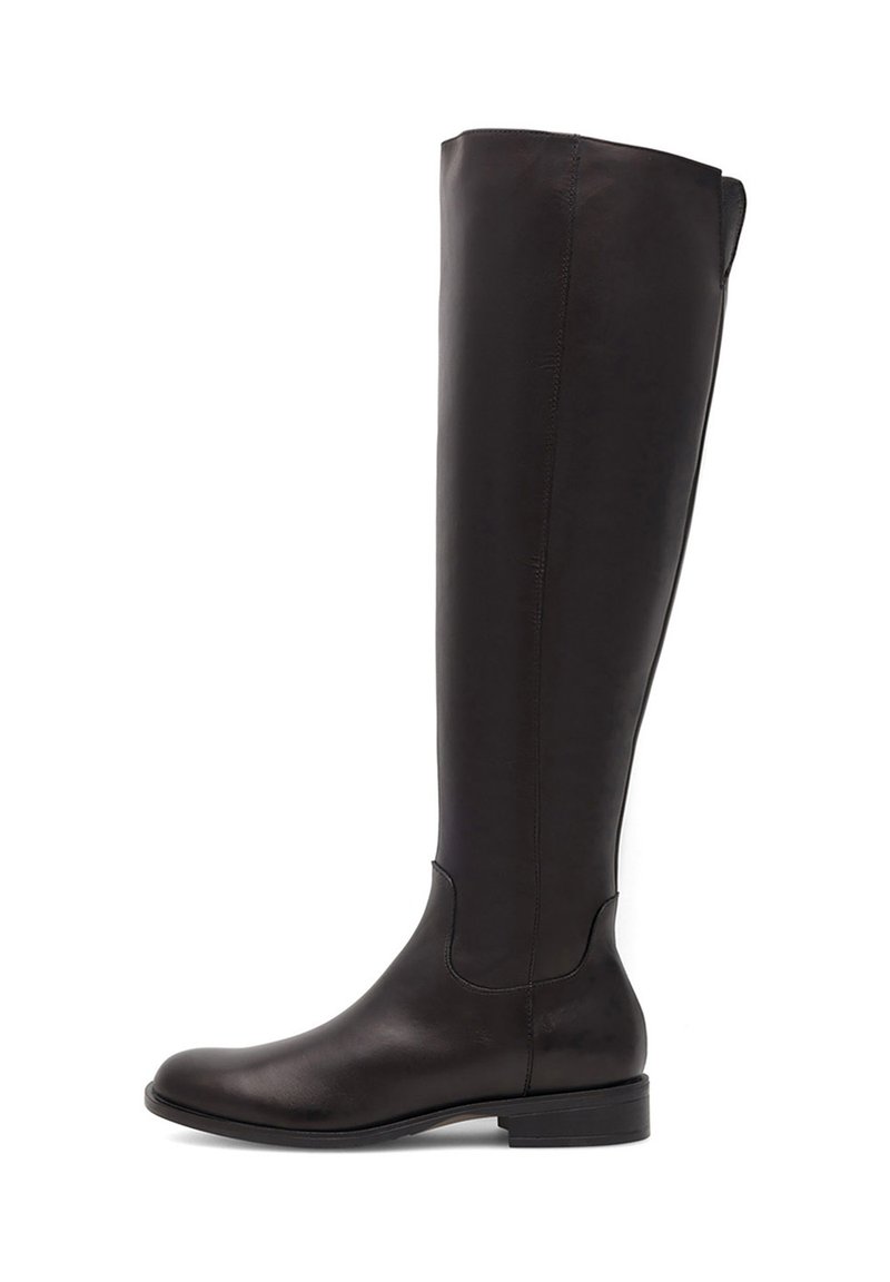 Stivali in pelle nera al ginocchio con una texture liscia, punta affusolata e suola piatta. Presentano un design minimalista e nessun abbellimento visibile.